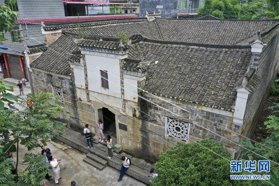 （壮丽70年·奋斗新时代——记者再走长征路·图文互动）（3）星火遍洒川黔边，红色记忆代代传