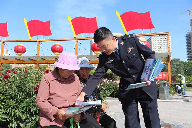 民警向老年群体讲解非法集资常见犯罪手段与(10442632)-20230202093054.JPG