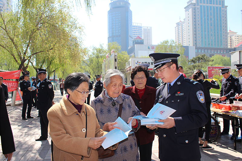 民警向老年群体讲解非法集资诈骗常见犯罪手(10442628)-20230202093047.JPG