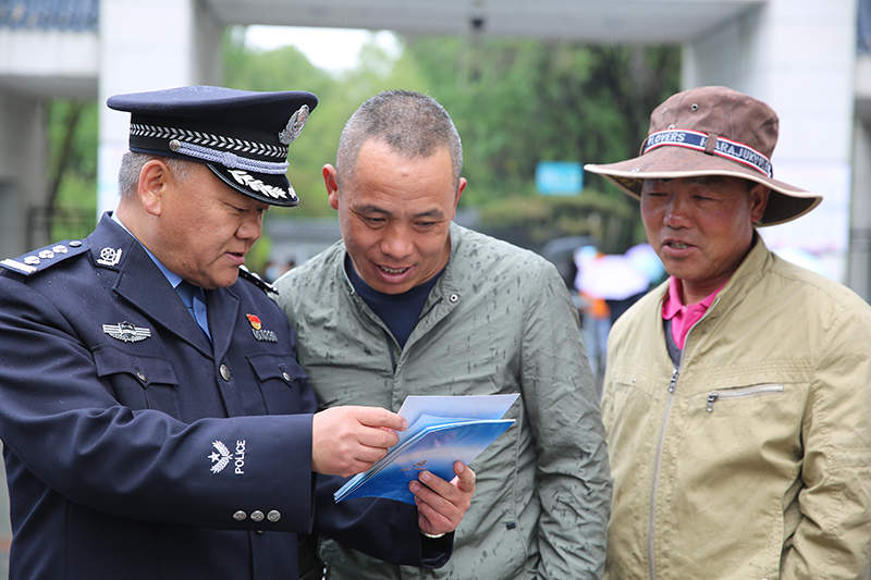 民警向群众讲解非法吸收公众存款常用手段2(10442630)-20230202093101.jpg